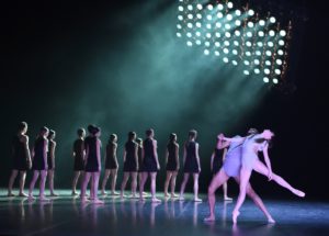 DARK GLOW Chr: Katarzyna Kozielska Tänzer/dancers: Elisa Badenes, Constantine Allen, Ensemble © Stuttgarter Ballett