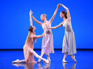 BA BEGEGNUNGEN Dances at the Gathering Ch. Jerome Robbins Tänzer/dancers: Alicia Amatriain, Veronika Verterich, Sinéad Brodd © Stuttgarter Ballett 12.01.2018