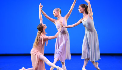 BA BEGEGNUNGEN
Dances at the Gathering
Ch. Jerome Robbins
Tänzer/dancers: Alicia Amatriain, Veronika Verterich, Sinéad Brodd

© Stuttgarter Ballett

12.01.2018