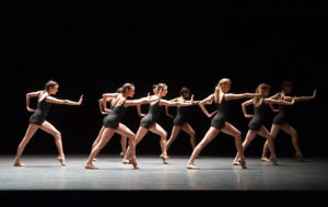 Falling Angels Ch. Jirí Kylián Tänzer/dancers: Anouk van der Weijde, Aurora de Mori, Daiana Ruiz, Fernanda de Souza Lopes, Veronika Verterich, Jessica Fyfe, Ami Morita ©Stuttgarter Ballett